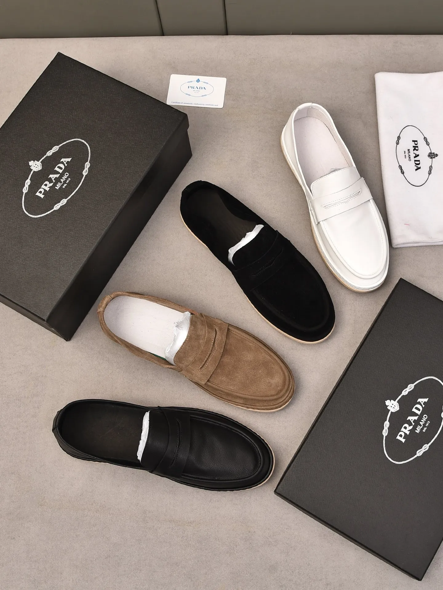 👟👟👟Men's Shoes💰P420 🆕🔥New Updates🔥👟PRADA (Prada) new products are released, imported soft cowhide, fashionable to allow air to penetrate the entire shoe, and the awesome shoes [strong] bring an extremely comfortable and breathable feeling! Beautiful inside and out! Exquisite workmanship, top-grade cowhide material, 😌Number: 38~44, black and white color options.